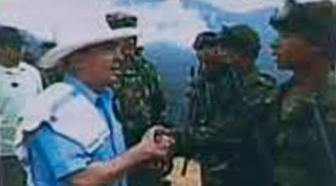 Alvaro Uribe Vélez, saluda a paramilitar capturado en guarimba en Maracaibo, estado Zulia
