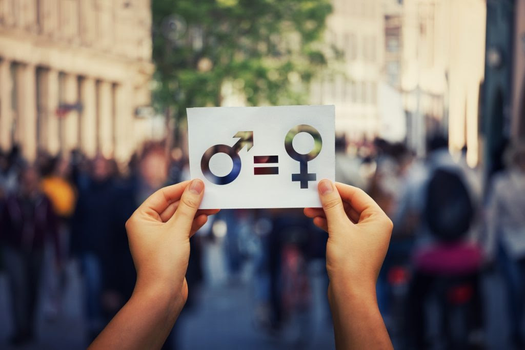 Dans l'UE, les femmes sont encore en moyenne payées 15 % de moins que les hommes - Crédits : Bulat Silvia / iStock