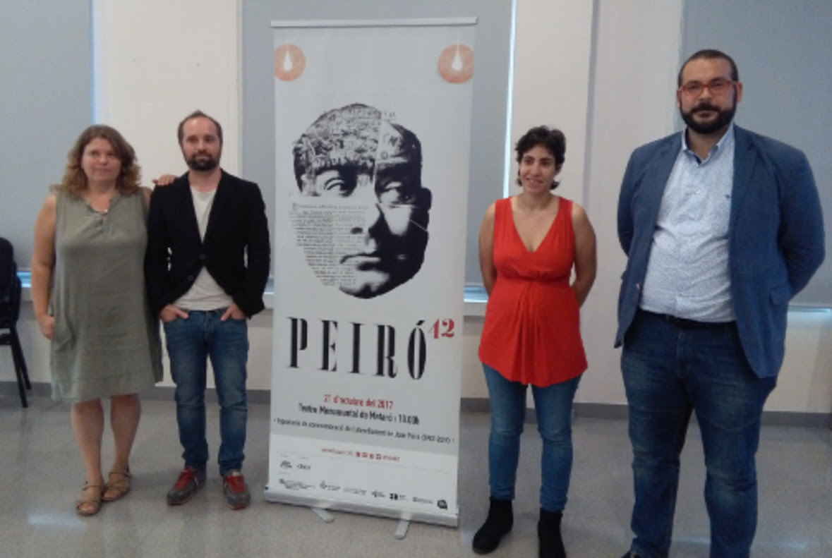 El alcalde, David Bote, durante la presentación del proyecto escénico documental Peiró42 en el Cafè de Mar de la capital del Maresme.