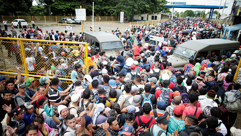 VIDEO: El momento exacto en el que la caravana de migrantes rompe la valla e irrumpe en México