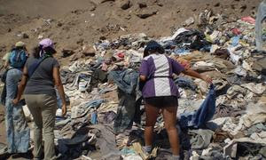 Una parte importante de las prendas del mercado de ropa de segunda mano que llegan a Chile carecen de valor, por lo que son arrojadas al desierto.
