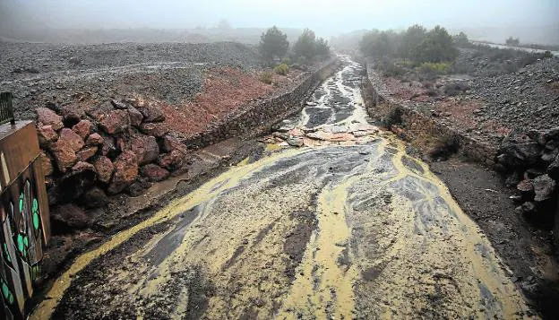 Residuos mineros bajan por la rambla de Mendoza, a la altura de Llano del Beal, camino del Mar Menor. La fotografía es del 8 de enero, tras un episodio de lluvias. / J. M. RODRÍGUEZ / AGM