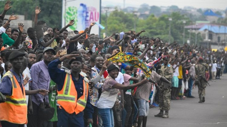 Crowds await Pope Francis in Kinshasa