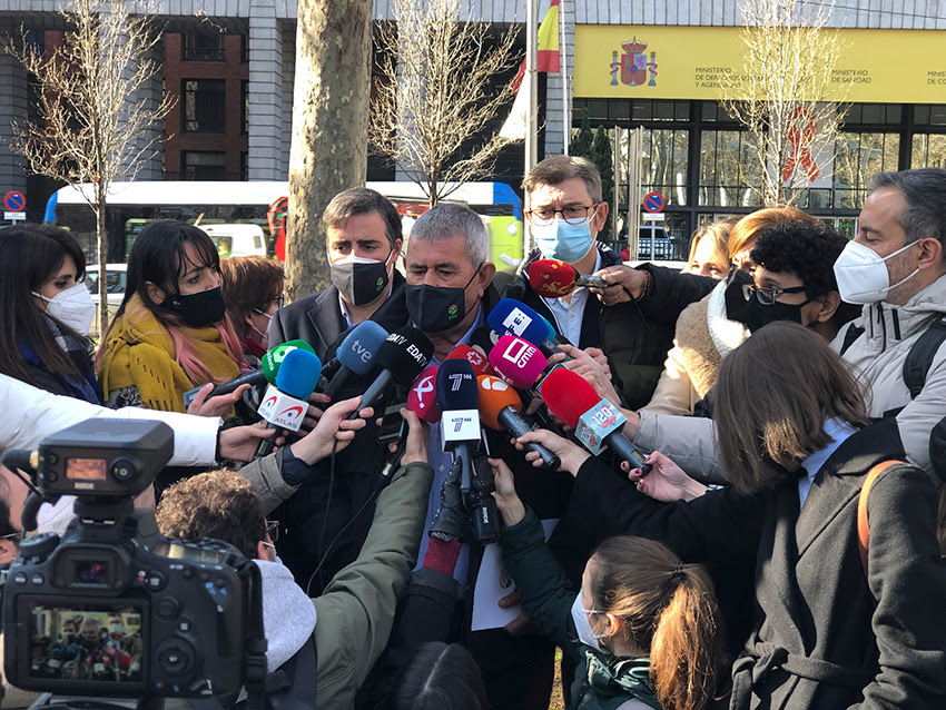 El secretario general de UPA, Lorenzo Ramos, atendiendo a los medios a las puertas del Ministerio de Consumo. Foto: Joaquín Terán.