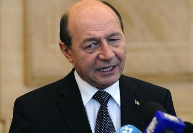 Fost lider PMP, atac dur la Băsescu: „Tu eşti Regina la care au ajuns marile şpăgi din România. Eşti un hoţ neprins” 72
