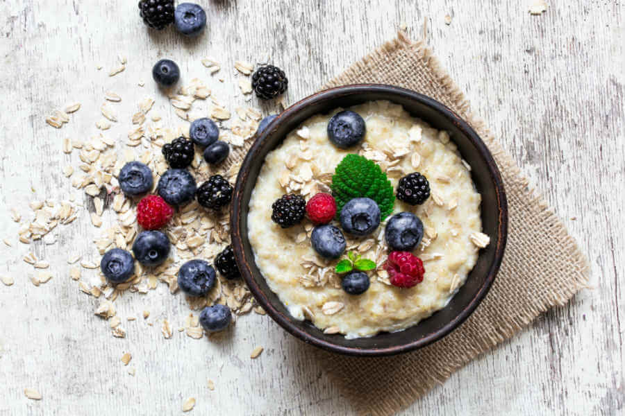 Bowl of oatmeal demonstrating a low-fat breakfast.