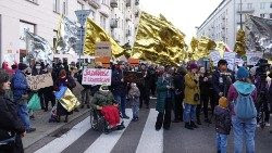 Varsavia, alcuni partecipanti alla marcia di solidarietà̀ con i migranti respinti alla frontiera con la Belarus