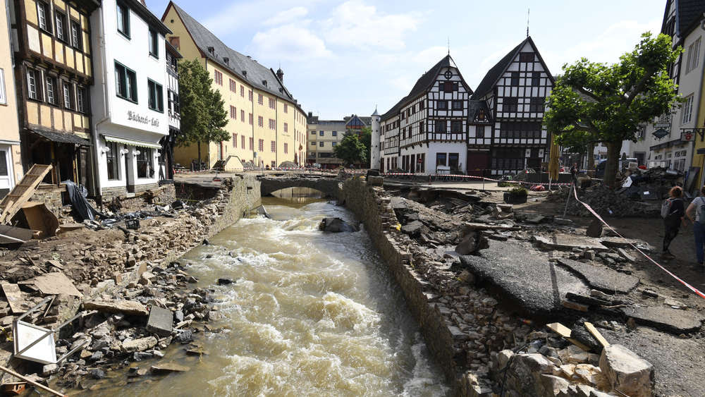 Das Hochwasser
                  der Erft verwüstete den historischen Kern der Stadt
                  Bad Münstereifel