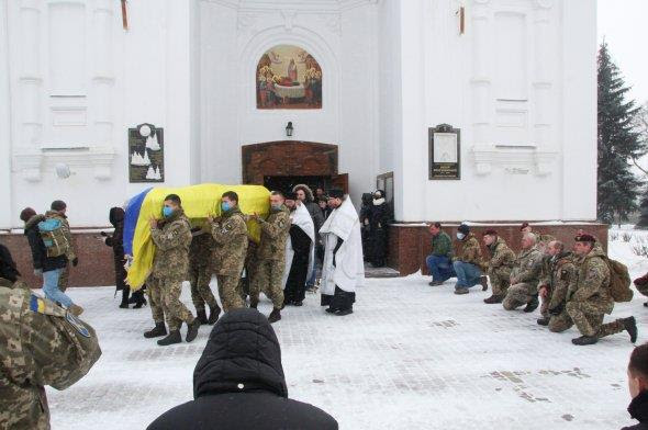 Как выбрать достойный памятник военному