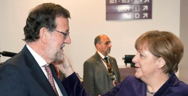 El Presidente del Gobierno español, Mariano Rajoy Brey saluda a la Canciller de Alemana, Angela Merkel. EFE