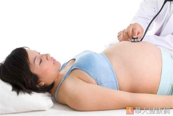 發生胎死腹中原因有很多，例如：臍繞頸、妊娠高血壓、妊娠糖尿病、羊水過少、胎兒染色體本身異常等。