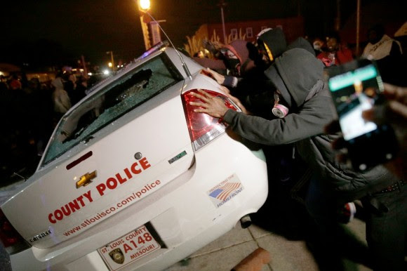 Estallan protestas en Ferguson121