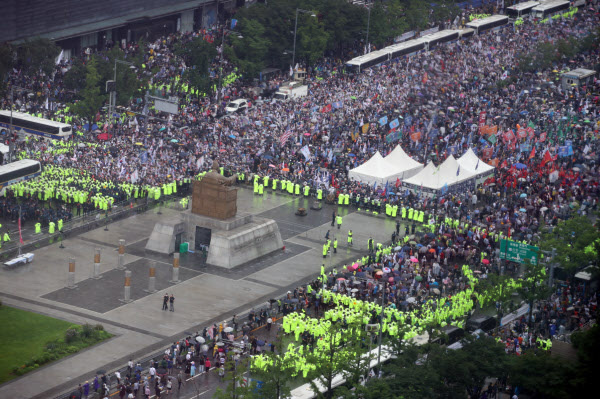 [서울=뉴시스]김명원 기자 = 보수단체들이 15일 서울 종로구 광화문 광장 주변에 대규모 집회를 이어가고 있다. 2020.08.15.   kmx1105@newsis.com