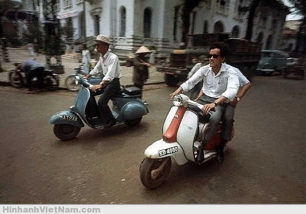 Phương tiện đi lại thịnh hành là xe vespa