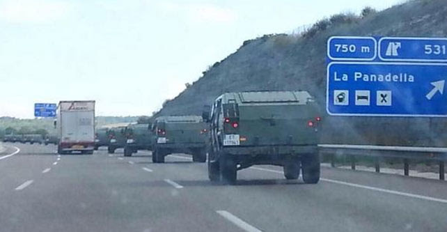 Imagen del convoy militar que se ha trasladado al cuartel del Bruc.