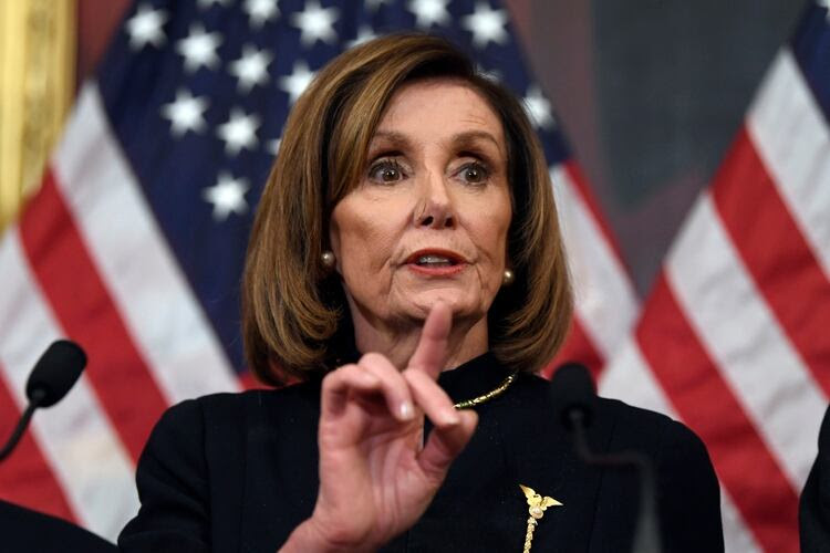 La presidenta de la Cámara de Representantes, la demócrata Nancy Pelosi, hace declaraciones ante en el Capitolio en Washington, el miércoles 18 de diciembre de 2019, después de que la cámara baja aprobara someter al presidente Donald Trump a juicio político por dos cargos: abuso del poder y obstrucción al Congreso. (AP Foto/Susan Walsh)