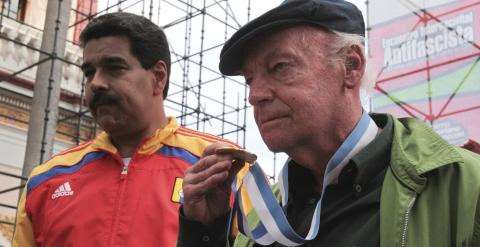 Eduardo Galeano junto a Nicolás Maduro en una fotografía de archivo de 2013. /REUTERS