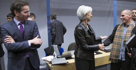 El ministro griego de Finanzas, Yanis Varoufakis, saluda a la directora gerente el FMI, Christine Lagarde, en presencia del presidente del Eurogrupo, Jeroen Dijsselbloem. - REUTERS