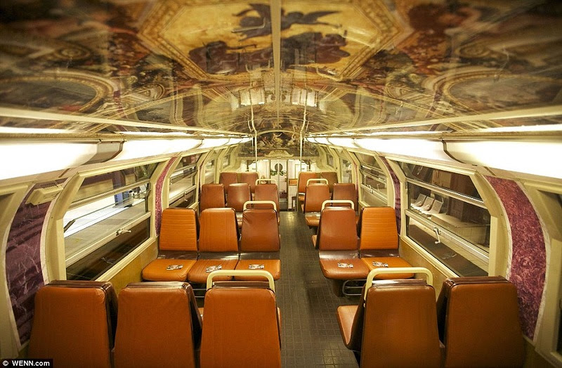 Поезд парижского метро с сюрпризом (14 фото