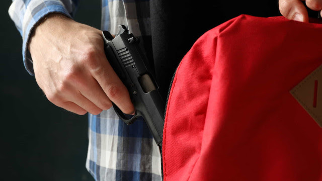 Pais que deram arma a garoto que matou 4 em escola são presos nos EUA