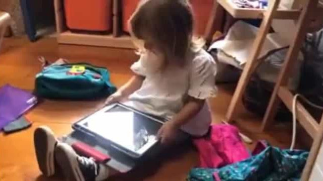 Vídeo de criança que tenta ensinar a Siri a falar galego viraliza na web