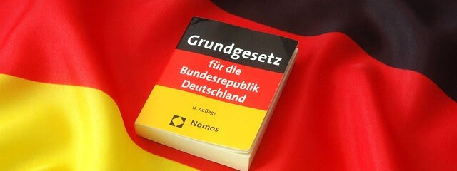 Das Grundgesetz auf einer Deutschlandfahne.