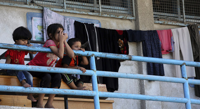Niños descansan en un colegio gestionado por la ONU reconvertido en refugio.