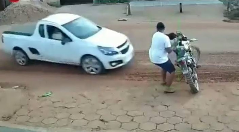 شاهد ردة فعل أب لحظة انحراف سيارة نحو دراجة نارية وضع عليها طفله بالبرازيل