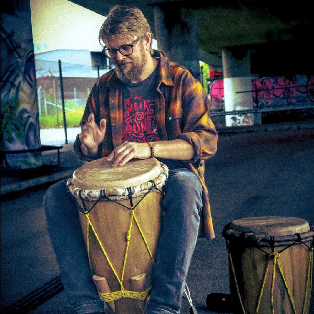 Daniel (SoulRebel) con los tambores tradicionales