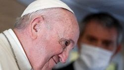 Papa Francesco sul volo papale di rientro dall'Iraq