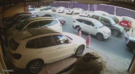 شاهد فيديو يوثق لحظة نجاة طفلة من حادث دهس محقق بالكويت