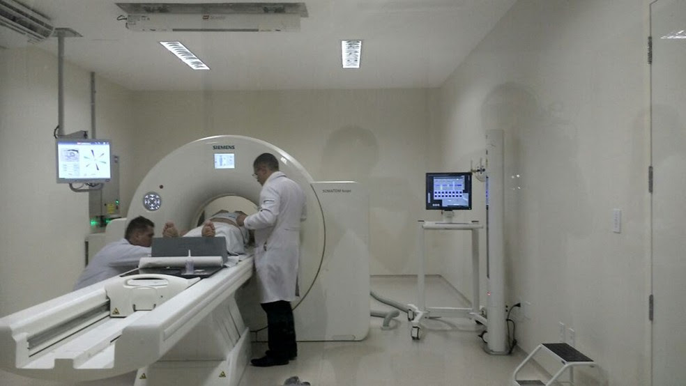 Equipamento de tomografia, na área oncológica do Hospital Luzia de Pinho Melo, em Mogi das Cruzes (Foto: Maiara Barbosa/G1)