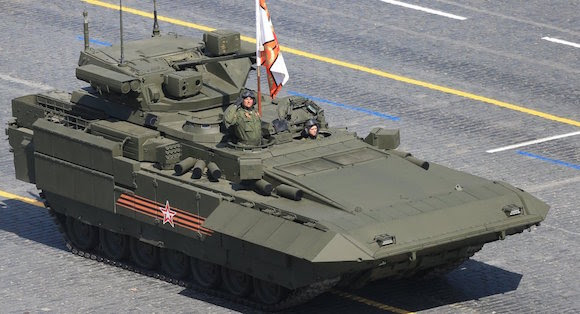 La esperada aparición del tanque medio T-14 Armata fue, sin duda, el principal acontecimiento para los asesores militares del cuerpo diplomático presente en las gradas de la Plaza Roja. Foto: Sputnik. 