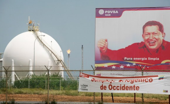 Un letrero en un proceso de gas planta al este de Caracas, Venezuela, espectáculos el ex presidente Hugo Chávez. Foto: Diego Giudice / Bloomberg News / Getty Images