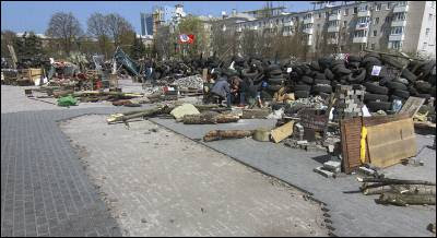 Vista de una barricada construida junto a un edificio de la administración regional ocupado en Donetsk, Ucrania.