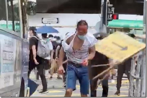 Advocaat Chan Tze-chin aangevallen door betogers - Zondag 24 mei 2019