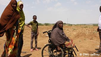 Vertriebene somalische Frau im Rollstuhl (DW/J. Jeffrey)