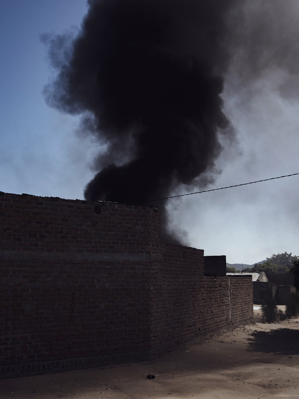 Una columna de humo se eleva desde el interior de una casa en el centro de Bagamoyo. En la mayoría de los casos, los propios habitantes queman los desechos, lo que agrava aún más la ya precaria situación de su salud.