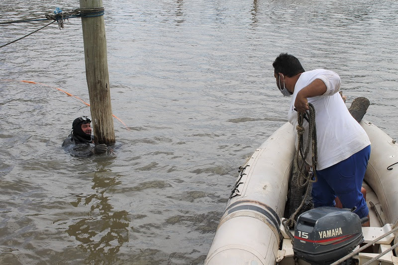 Estacas de atracação submersas são removidas da marina do Clube dos Jangadeiros