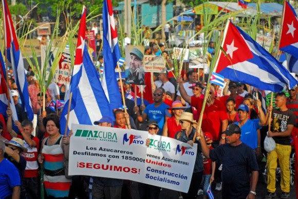 Desfile  por el Primero de Mayo,  Día Internacional de los Trabajadores, en la Plaza Mayor General Vicente García, en Las Tunas, Cuba, el 1ro. de mayo de 2015.   AIN  FOTO/Yaciel PEÑA DE LA PEÑA/