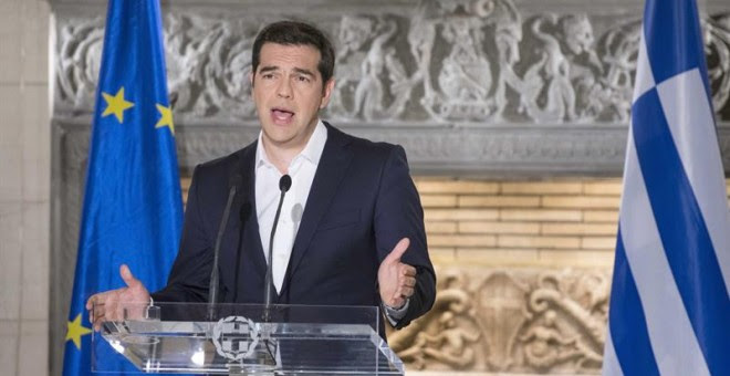 El primer ministro de Grecia, Alexis Tsipras, durante su comparecencia de prensa tras conocer la aplastante victoria del SÍ.- EFE