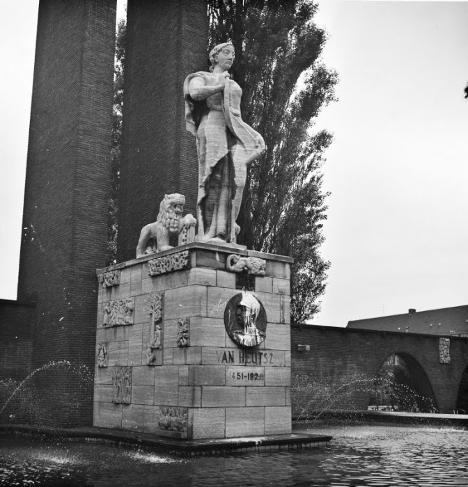 Het voormalige Van Heutsz-monument op het Olympiaplein in Amsterdam-Zuid bestond oorspronkelijk uit een 18,7 meter hoge gedenkzuil, een vrouwenfiguur met een wetsrol in de hand, geflankeerd door twee leeuwen, en diverse reliëfs. Een vijver en een muur omringden het geheel. Op de sokkel was een plaquette aangebracht met een portret van Van Heutsz. Het monument heet nu Indië-Nederland.