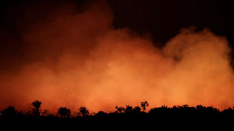 Humo saliendo de los incendios de la selva amazónica cerca del municipio de Humaitá, estado brasileño de Amazonas, el 17 de agosto de 2019.