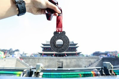 Medalha da Maratona Internacional de Xi?an 2018 no formato do jade da China antiga, dinastia Han Ocidental. (PRNewsfoto/Xi'an International City Wall M)