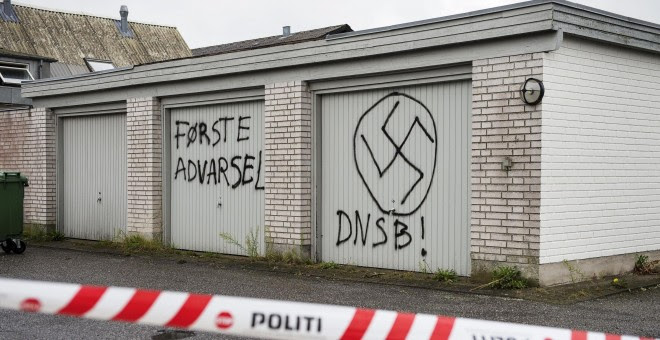 Signos neonazis en las paredes del centro de asilo de la Cruz Roja en Lyngbygaard, en Trustrup, en el oeste de Dinamarca, este 27 de agosto de 2015.-REUTERS / Bo Amstrup