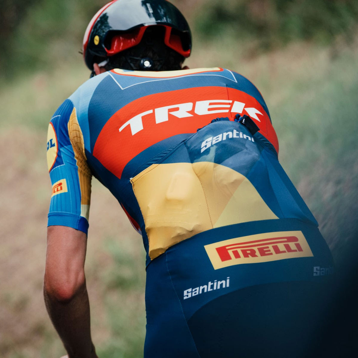 Ciclista del Lidl-Trek con casco y el nuevo maillot Replica del equipo.