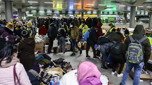 Milhares de alemães esperam para acolher refugiados na estação de Berlim