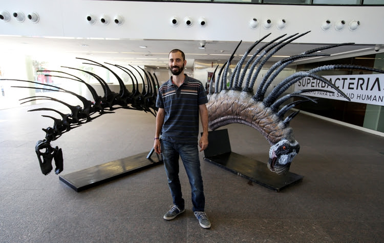 El paleontólgo Pablo Gallina expone el esqueleto del Bajadasaurus pronuspinax - REUTERS/Agustin Marcarian