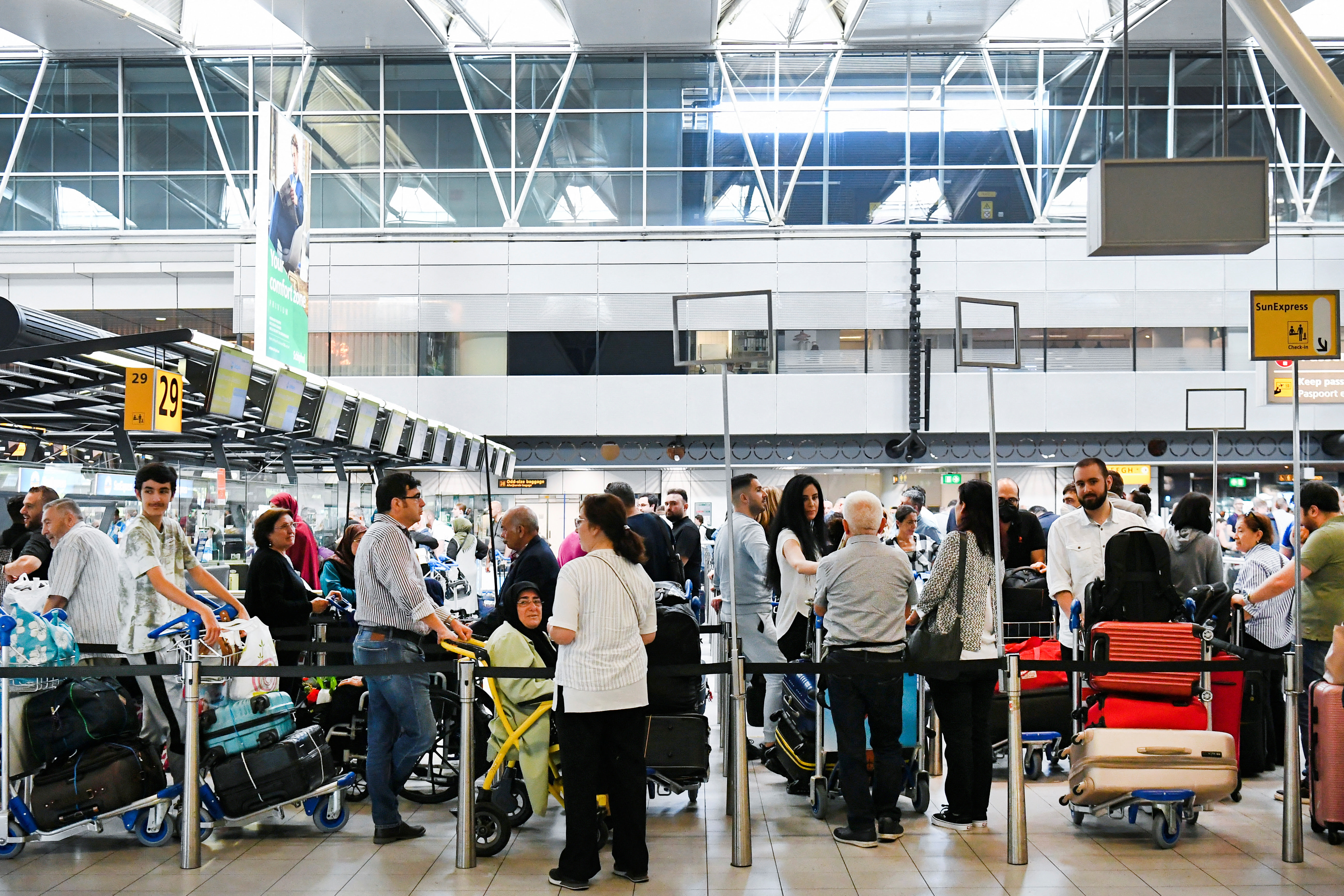 Largas filas en el aeropuerto de Shipol, uno de los más transitados de Europa (REUTERS/Piroschka van de Wouw)