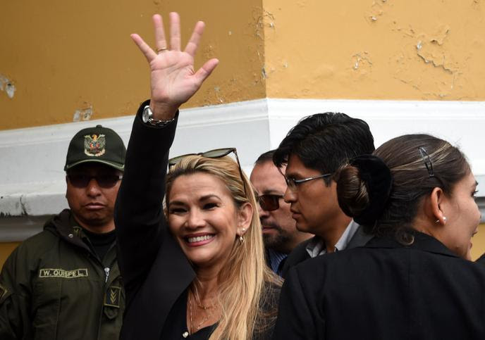 La vice-présidente du Sénat bolivien, Jeanine Añez, lors de son arrivée au Congrès à La Paz le 12 novembre, s’est proclamée présidente devant le Parlement quelques heures après l’arrivée au Mexique d’Evo Morales, poussé à la démission par l’armée.